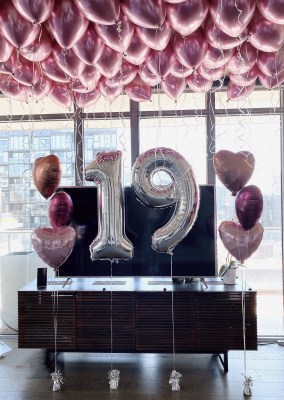 100 ceiling balloons number and 6vhearts